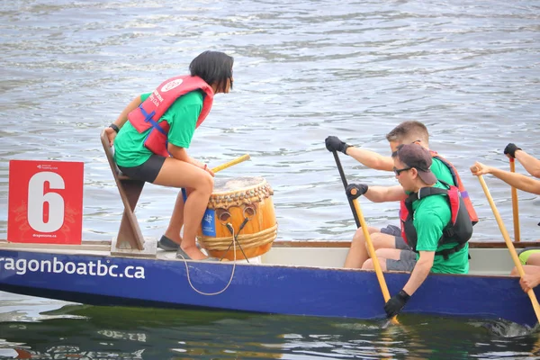 Baterista ou chamadora do barco dragão fêmea — Fotografia de Stock