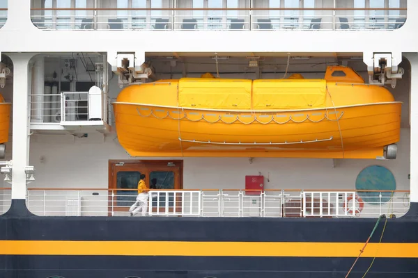 Einzelnes großes modernes Rettungsboot — Stockfoto