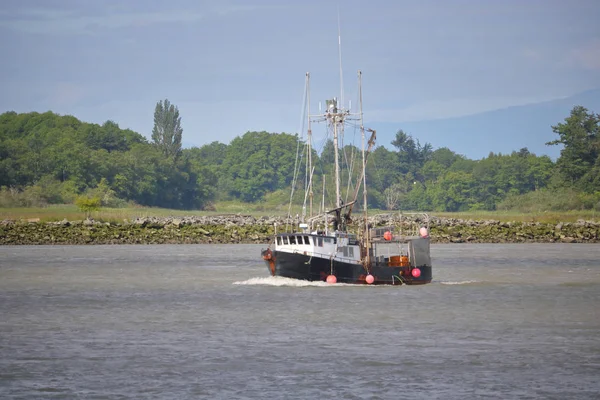 Barco de pesca de cangrejo volviendo a casa — Foto de Stock