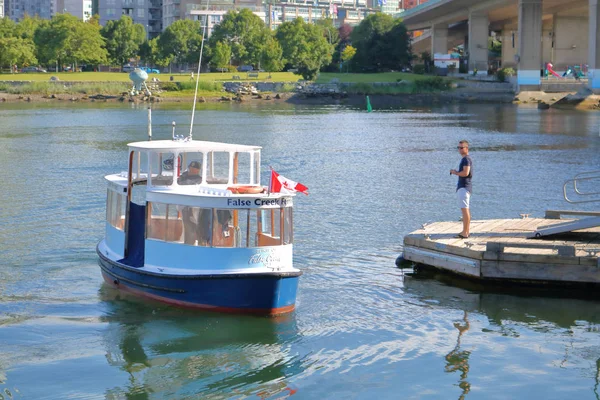 Passagerare väntar på False Creek färja — Stockfoto