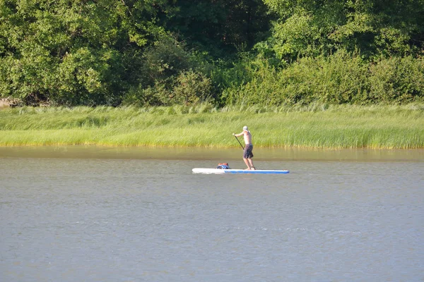 Paddle Boarder en el río — Foto de Stock