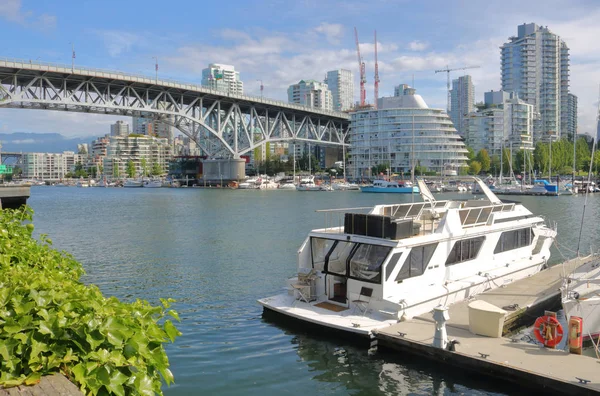 Dachy Vancouver i False Creek — Zdjęcie stockowe