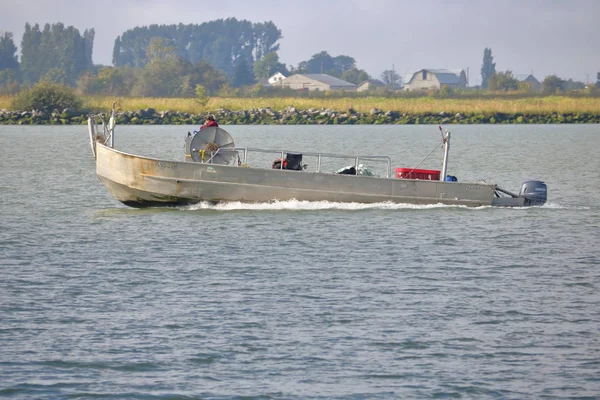 Kapitein overslaan vissersboot — Stockfoto