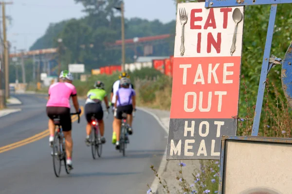 Ciclisti e fatti in casa Ristorante segno — Foto Stock