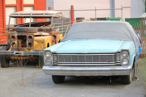 Autos viejos abandonados —  Fotos de Stock