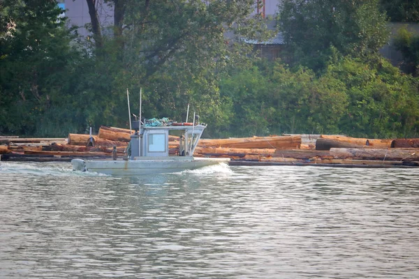 Tug río pequeño en el trabajo — Foto de Stock