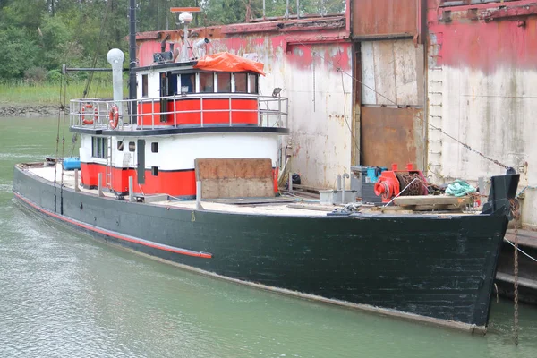 Petit bateau de rivière traditionnel — Photo