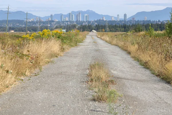 Dirt Road and Major City — Stock Photo, Image