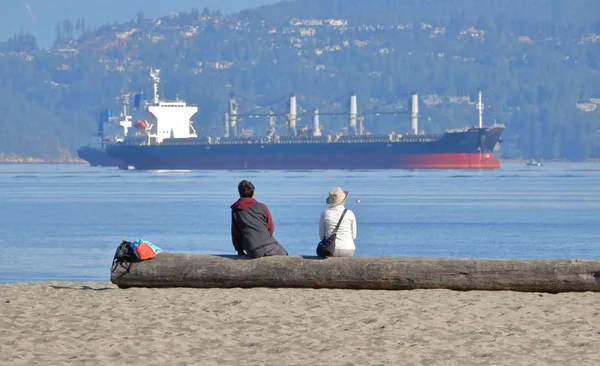 Couple Watching Freighters — Stock Photo, Image