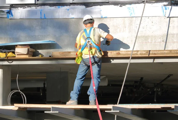 Construction Worker Using Safety Harness — Stock Photo, Image