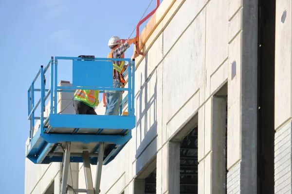 Einsatz eines Eimers auf Baustelle — Stockfoto