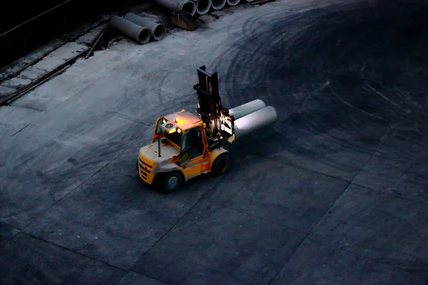 Industrielle Scheinwerfer für Nachtarbeit — Stockfoto