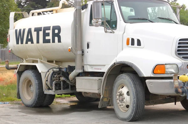 Tanque de água móvel e caminhão — Fotografia de Stock