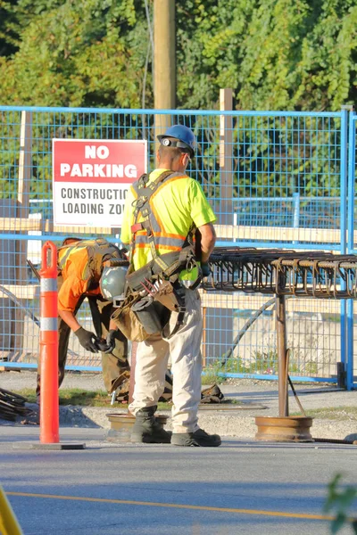 Bauarbeiter befestigen Bewehrung — Stockfoto