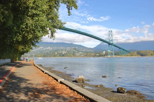 Stanley Park och Lions Gate Bridge — Stockfoto