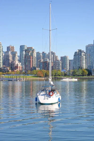 Segelbåt i Vancouver hamn — Stockfoto