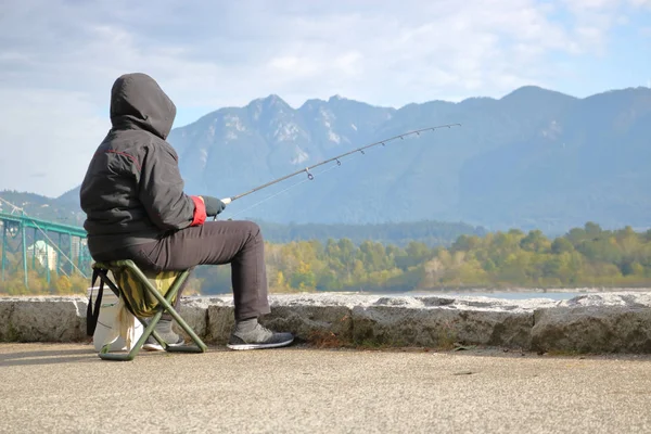 Fiskaren och Mountain River — Stockfoto