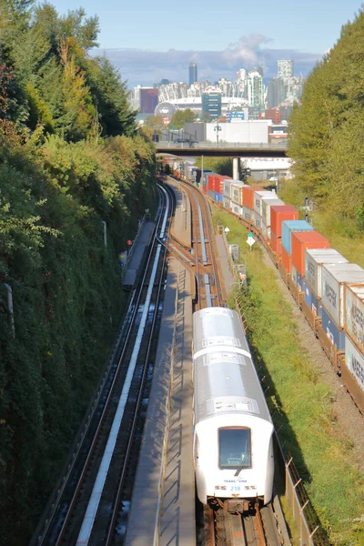 Moderner und traditioneller Schienenverkehr — Stockfoto