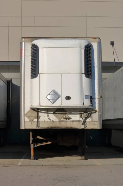 冷凍トレーラーの垂直方向のビュー — ストック写真
