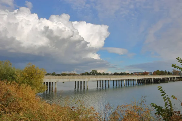 Piccolo ponte sul fiume a due corsie — Foto Stock