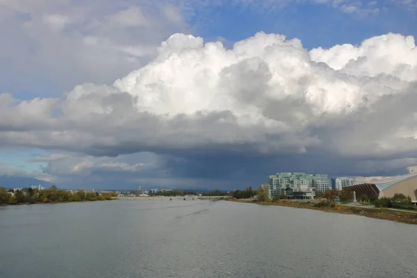 Şehir içinde fırtına bulutları — Stok fotoğraf