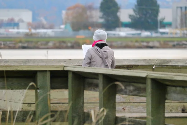 Vrouw praktijken zingen Mandarijn — Stockfoto