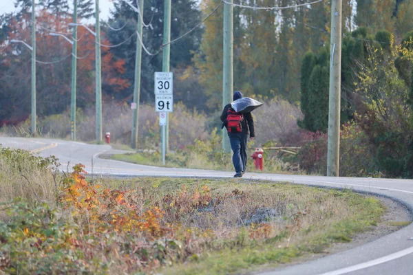 Hobo em uma estrada sinuosa — Fotografia de Stock