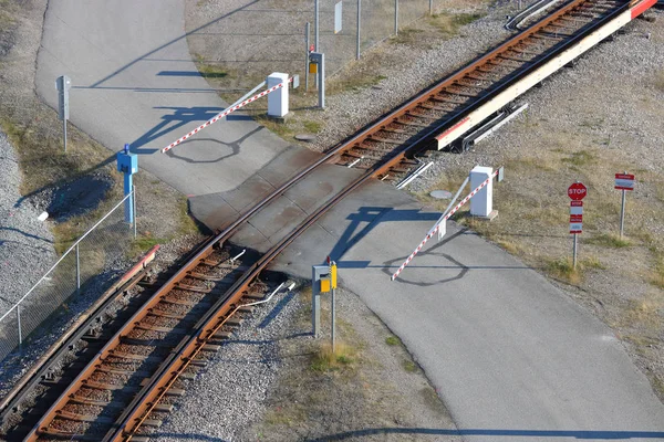 Portas de segurança e travessia ferroviária — Fotografia de Stock