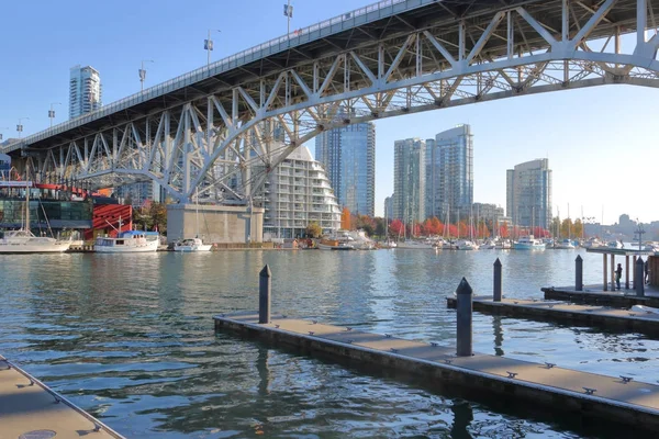 Nedanför Vancouvers Granville Street Bridge — Stockfoto