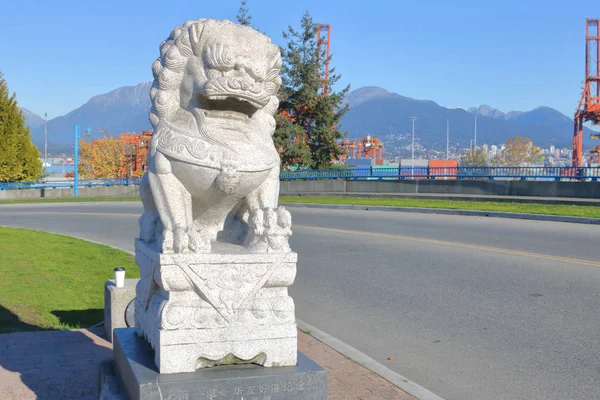 Vancouver'ın Chinatown koruyucu aslan heykeli — Stok fotoğraf