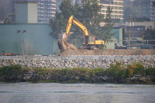 Construcción industrial pesada frente al río —  Fotos de Stock
