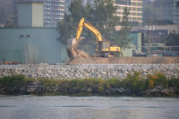 Zware industriële Riverfront bouw — Stockfoto