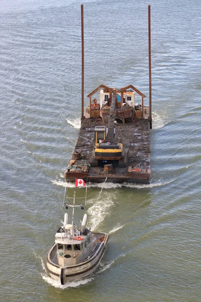 Transporte de equipos industriales por el río —  Fotos de Stock