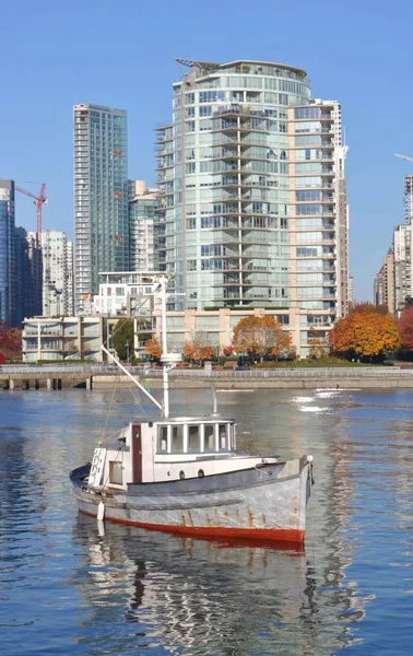 Gammal båt i Vancouver's False Creek — Stockfoto