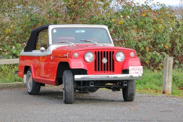 Повністю відновлений 1967 Jeepster Commando — стокове фото