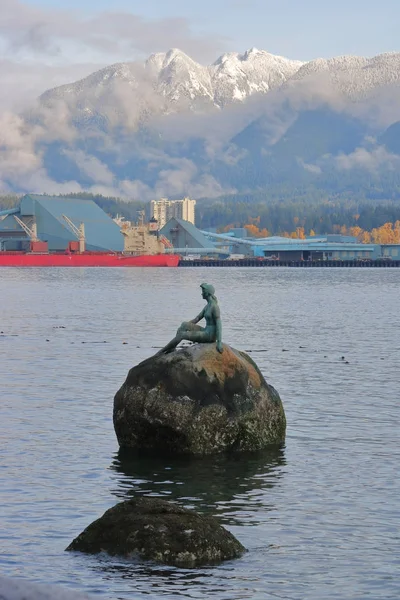 Girl in a Wetsuit and Grouse Mountain — Stock Photo, Image