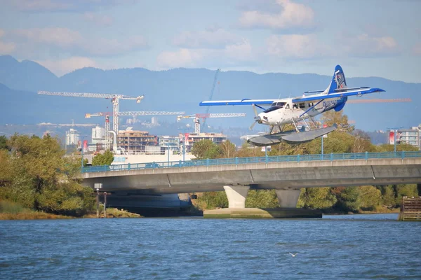 Canadian Regional Passenger Seaplane Landing — Stock Photo, Image