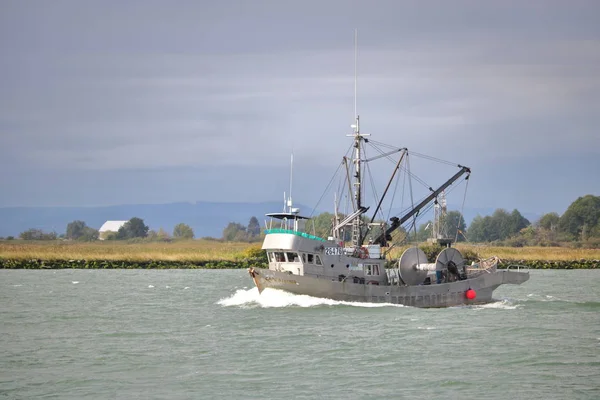 Deep Sea Fishing båt återgår till Richmond, Kanada — Stockfoto