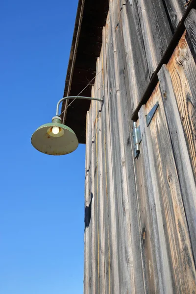 Iluminação exterior velha da varanda e edifício — Fotografia de Stock