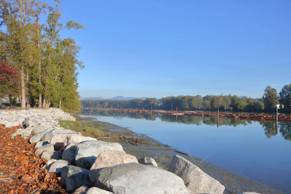 Riverbank Eroosio ja soveltamalla suojaa — kuvapankkivalokuva