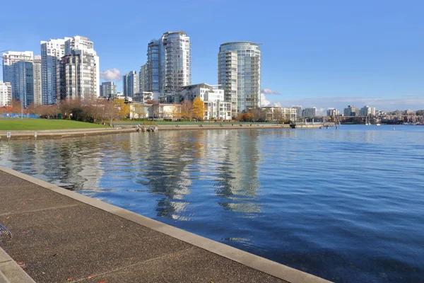 Large Urban City Modern Buildings Promenade Ocean — Stock Photo, Image