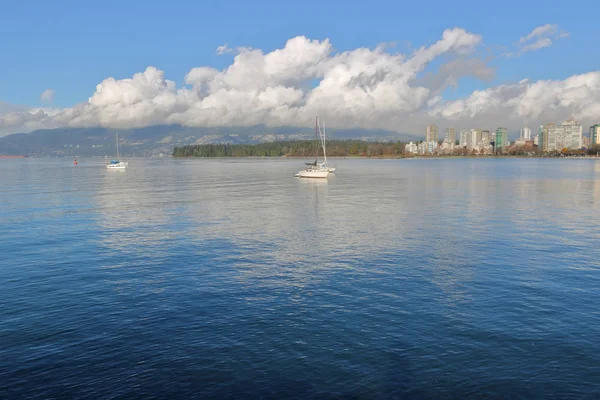 一个晴朗和宁静的下午 俯瞰温哥华 加拿大和它宽阔的海港前 — 图库照片