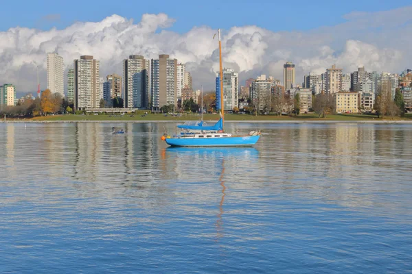 Pequeño Velero Recreativo Está Anclado Pintoresco Puerto Ciudad —  Fotos de Stock