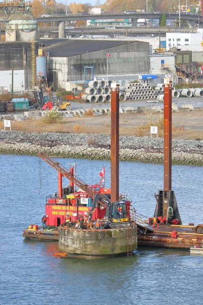广泛的拆除船员和工业设备 因为他们准备一个网站拆除温哥华的弗雷泽河上的摇摆桥平台在2017年11月13日 — 图库照片