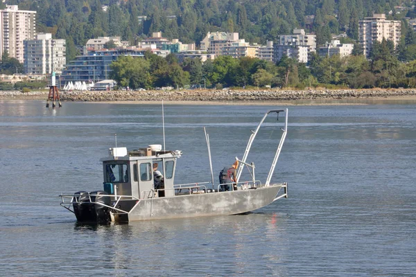 Small Metal Fishing Boat Crew Prepare Day Outing Modern Harbor — Stock Photo, Image