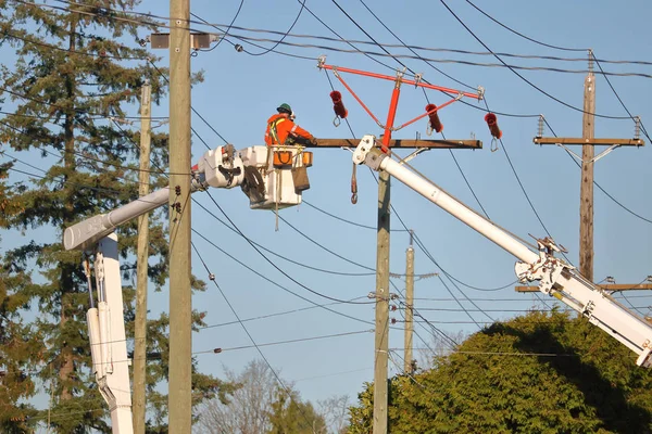 Los Viejos Postes Energía Están Siendo Reemplazados Que Los Hombres —  Fotos de Stock