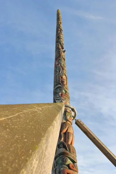 Rzeźbione Przez Aborygenów Szef Mungo Martin 1958 Centennial Słup Totemu — Zdjęcie stockowe