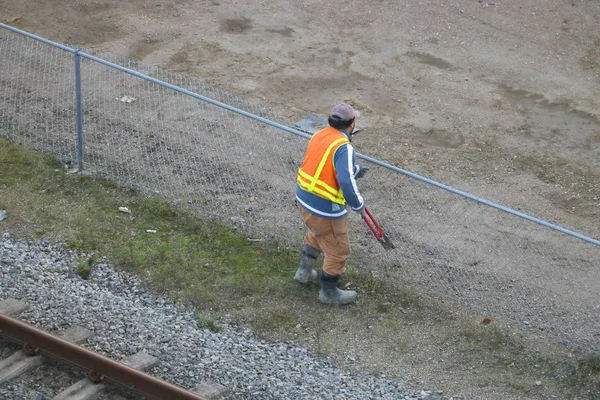 Trabajador Construcción Utiliza Cortadores Pernos Para Montar Alambre Cerca Metal —  Fotos de Stock