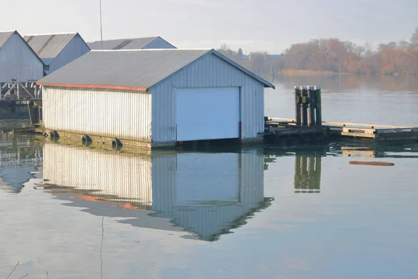 Una Gran Casa Botes Metal Río Utiliza Para Almacenamiento Individual — Foto de Stock