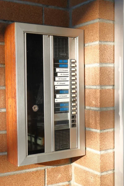 Pintu Depan Dan Interkom Apartemen Kecil Yang Dipasang Dengan Bel — Stok Foto